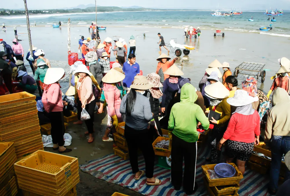 Việc mua bán từ thuyền lên bờ diễn ra nhanh chóng. Ảnh: NGUYỄN TRANG Việc mua bán từ thuyền lên bờ diễn ra nhanh chóng. Ảnh: NGUYỄN TRANG