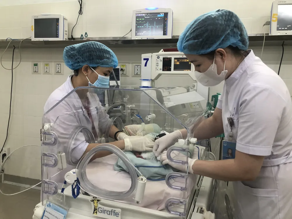 Em bé chỉ mới 24 tuần tuổi, 600gram được y, bác sĩ nuôi trong lồng ấp Em bé chỉ mới 24 tuần tuổi, 600gram được y, bác sĩ nuôi trong lồng ấp