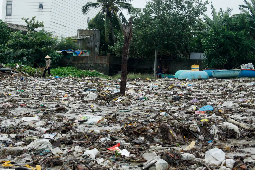 Rác thải ngập bãi biển, tiềm ẩn ô nhiễm môi trường, ảnh hưởng cuộc sống người dân. Ảnh: NGUYỄN TRANG Rác thải ngập bãi biển, tiềm ẩn ô nhiễm môi trường, ảnh hưởng cuộc sống người dân. Ảnh: NGUYỄN TRANG