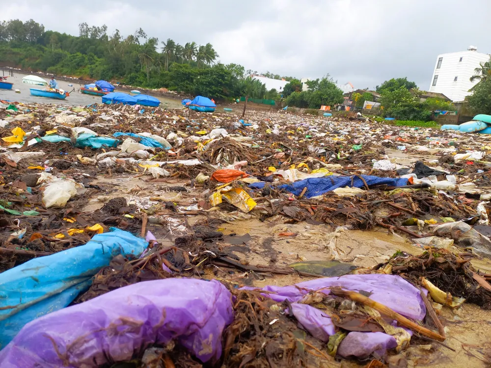 UBND xã Tịnh Kỳ kiến nghị các cấp xây dựng bờ kè vừa chống sạt lở vừa giải quyết tình trạng rác tấp vào bờ biển nhưng quá khó do không có kinh phí. Địa phương tổ chức các đợt ra quân dọn dẹp môi trường liên tục nhưng cứ sau mưa, rác lại tấp vô bãi biển thôn An Vĩnh. Đây là vấn đề khó giải quyết dứt điểm. Ảnh: NGUYỄN TRANG UBND xã Tịnh Kỳ kiến nghị các cấp xây dựng bờ kè vừa chống sạt lở vừa giải quyết tình trạng rác tấp vào bờ biển nhưng quá khó do không có kinh phí. Địa phương tổ chức các đợt ra quân dọn dẹp môi trường liên tục nhưng cứ sau mưa, rác lại tấp vô bãi biển thôn An Vĩnh. Đây là vấn đề khó giải quyết dứt điểm. Ảnh: NGUYỄN TRANG