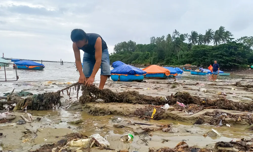 Cận cảnh rác thải quấn chặt dây neo thúng của ngư dân. Ảnh: NGUYỄN TRANG Cận cảnh rác thải quấn chặt dây neo thúng của ngư dân. Ảnh: NGUYỄN TRANG