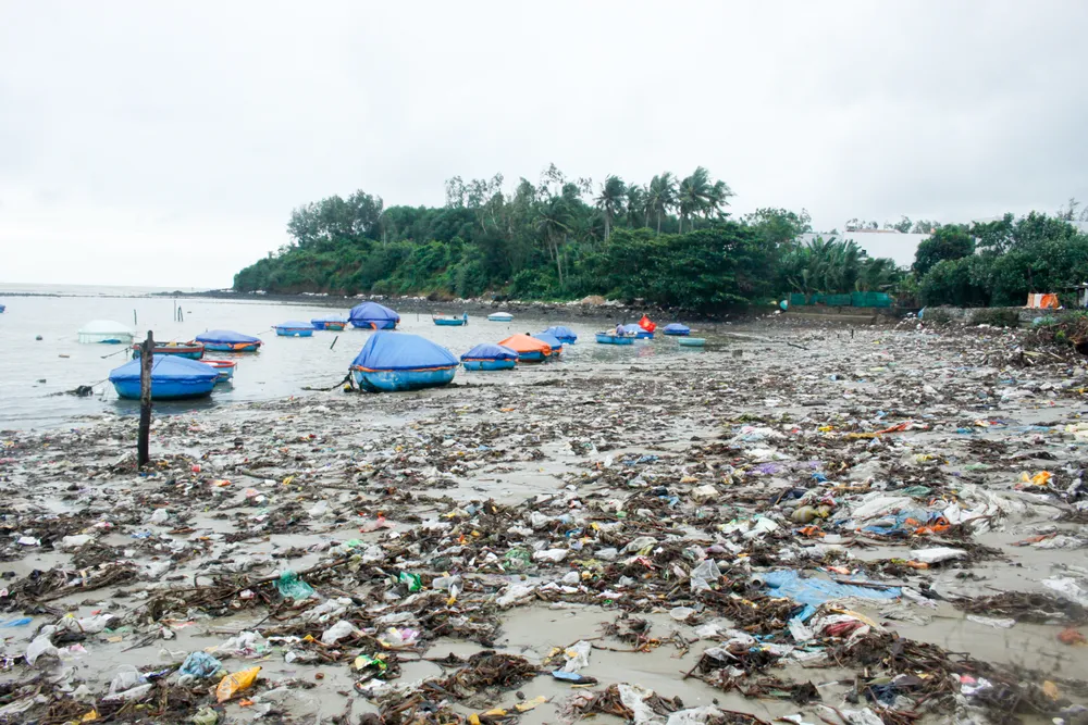 Sau những trận mưa lớn, rác từ các con sông thượng nguồn đổ về tấp vào bờ biển thôn An Vĩnh (xã Tịnh Kỳ, TP Quảng Ngãi) dài hàng trăm mét. Ảnh: NGUYỄN TRANG Sau những trận mưa lớn, rác từ các con sông thượng nguồn đổ về tấp vào bờ biển thôn An Vĩnh (xã Tịnh Kỳ, TP Quảng Ngãi) dài hàng trăm mét. Ảnh: NGUYỄN TRANG