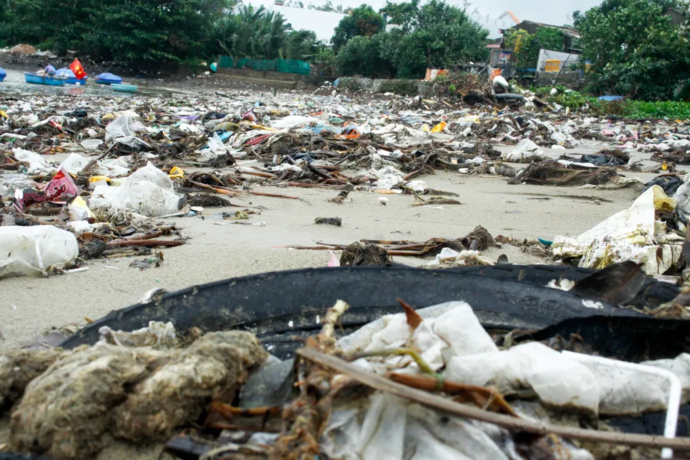 Nhiều năm qua, khu vực bãi biển thôn An Vĩnh đã trở thành "vũng rác" từ các con sông đổ ra cửa biển. Ảnh: NGUYỄN TRANG Nhiều năm qua, khu vực bãi biển thôn An Vĩnh đã trở thành "vũng rác" từ các con sông đổ ra cửa biển. Ảnh: NGUYỄN TRANG
