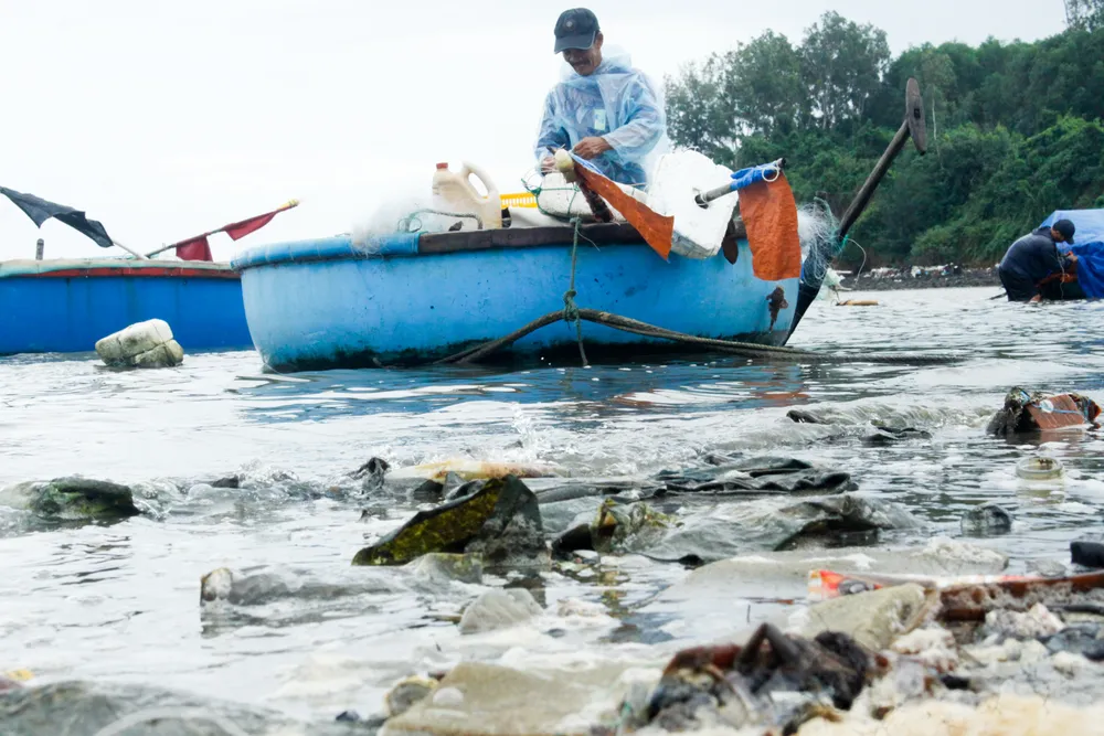 Ông Nguyễn Văn Chương (thôn An Vĩnh, xã Tịnh Kỳ) cho biết: “Khi mưa bão tiếp diễn, lượng rác còn nhiều gấp 3,4 lần, dọn không xuể”. Ảnh: NGUYỄN TRANG Ông Nguyễn Văn Chương (thôn An Vĩnh, xã Tịnh Kỳ) cho biết: “Khi mưa bão tiếp diễn, lượng rác còn nhiều gấp 3,4 lần, dọn không xuể”. Ảnh: NGUYỄN TRANG