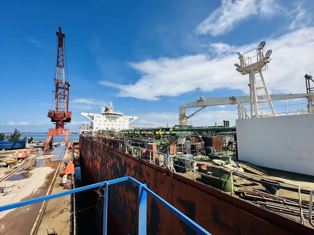 Tàu chở dầu M.T Legend của Công ty Gas Thăng Long được đưa vào ụ sửa chữa Tàu chở dầu M.T Legend của Công ty Gas Thăng Long được đưa vào ụ sửa chữa