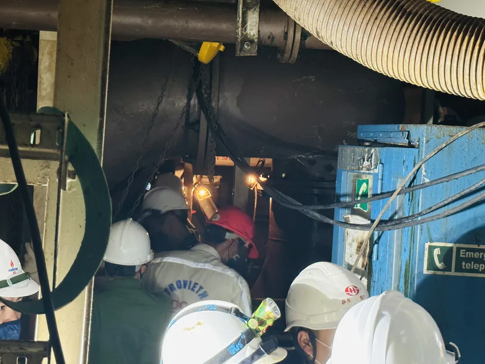 Không gian khu vực sửa chữa tàu nhỏ hẹp, từ 1-1,5m Không gian khu vực sửa chữa tàu nhỏ hẹp, từ 1-1,5m