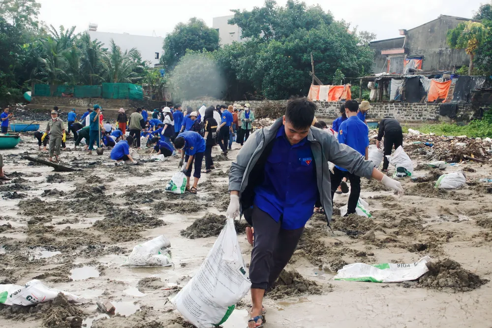 Hàng trăm bao rác được vận chuyển đến nơi tập kết chuyển đi. Ảnh: NGUYỄN TRANG Hàng trăm bao rác được vận chuyển đến nơi tập kết chuyển đi. Ảnh: NGUYỄN TRANG
