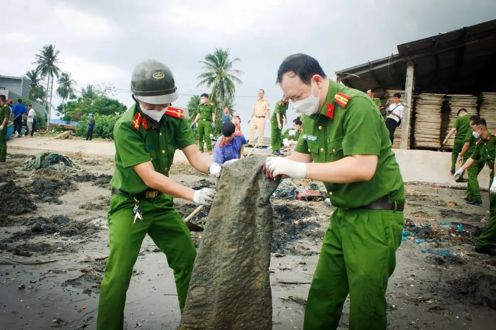Lực lượng công an tham gia thu gom rác thải bãi biển thôn An Vĩnh, xã Tịnh Kỳ, TP Quảng Ngãi. Ảnh: NGUYỄN TRANG Lực lượng công an tham gia thu gom rác thải bãi biển thôn An Vĩnh, xã Tịnh Kỳ, TP Quảng Ngãi. Ảnh: NGUYỄN TRANG