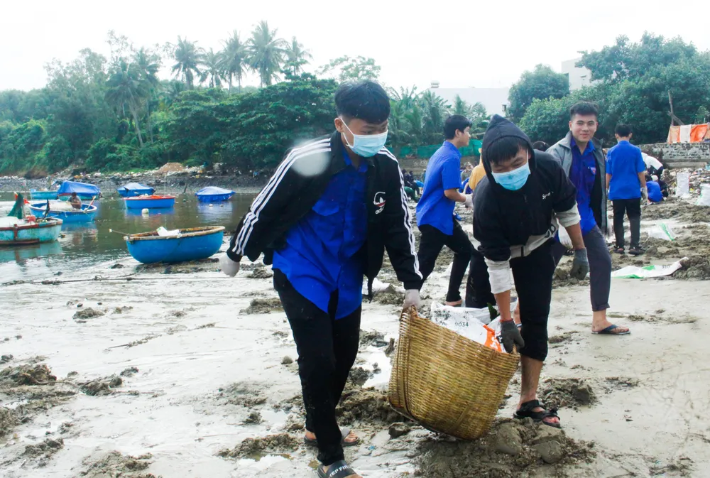 Đoàn viên thanh niên thu gom rác thải. Ảnh: NGUYỄN TRANG Đoàn viên thanh niên thu gom rác thải. Ảnh: NGUYỄN TRANG