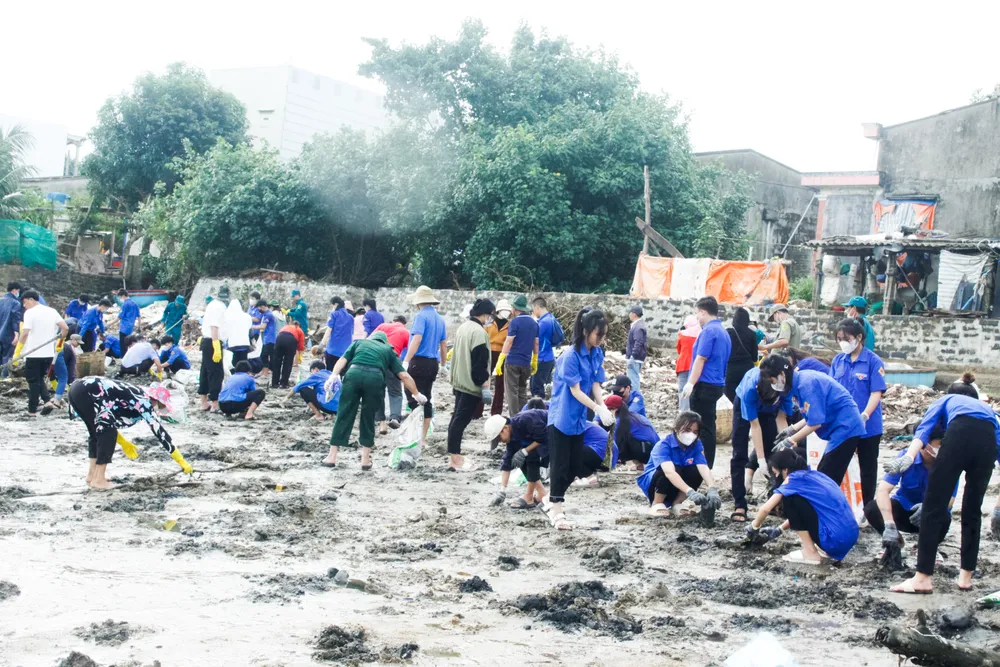 Đoàn viên thanh niên các đoàn phường, xã trên địa bàn TP Quảng Ngãi tham gia dọn dẹp. Ảnh: NGUYỄN TRANG Đoàn viên thanh niên các đoàn phường, xã trên địa bàn TP Quảng Ngãi tham gia dọn dẹp. Ảnh: NGUYỄN TRANG