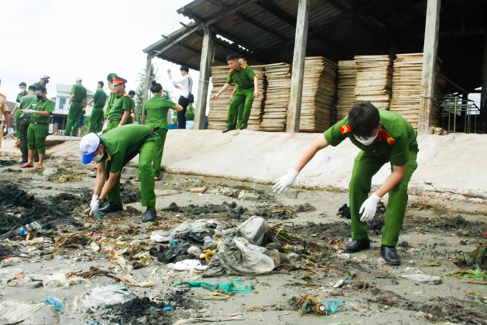 Lượng lớn rác thải tấp vào bãi biển thôn An Vĩnh, xã Tịnh Kỳ. Ảnh: NGUYỄN TRANG Lượng lớn rác thải tấp vào bãi biển thôn An Vĩnh, xã Tịnh Kỳ. Ảnh: NGUYỄN TRANG