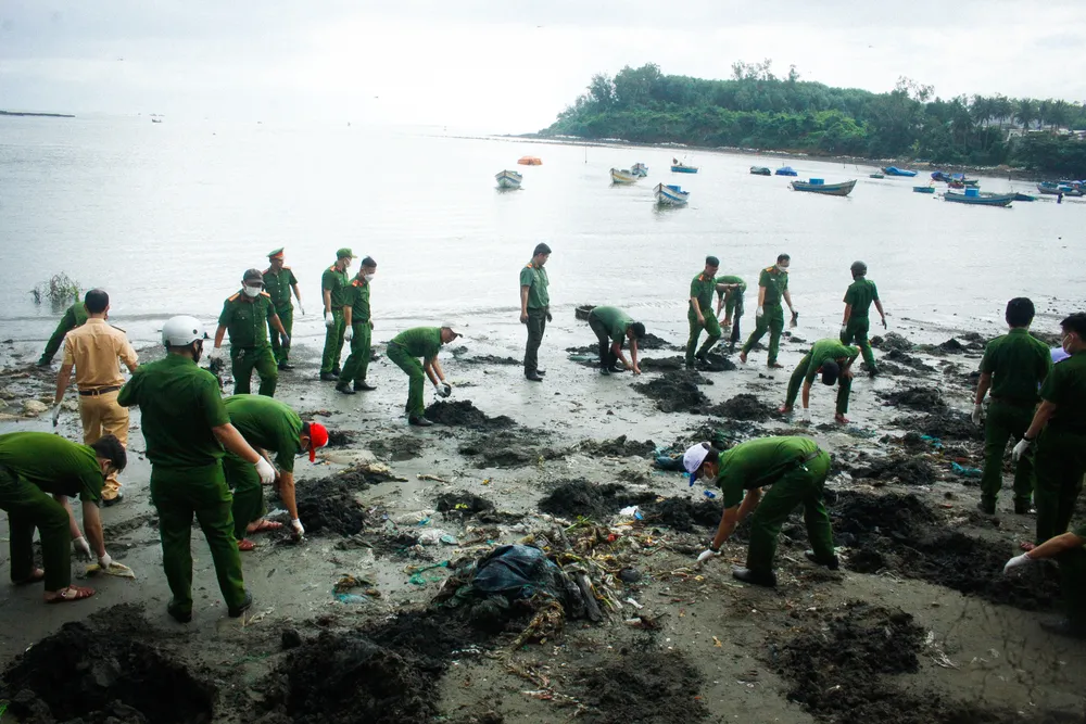 Công an ra quân dọn dẹp vệ sinh môi trường. Ảnh: NGUYỄN TRANG Công an ra quân dọn dẹp vệ sinh môi trường. Ảnh: NGUYỄN TRANG