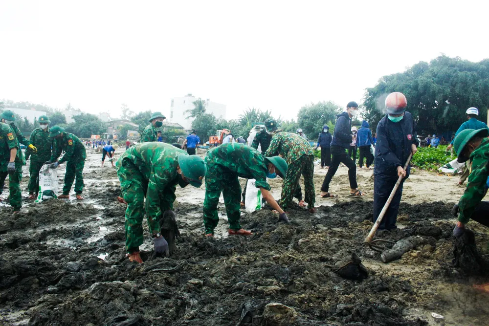 Lực lượng biên phòng tích cực tham gia thu gom rác thải. Ảnh: NGUYỄN TRANG Lực lượng biên phòng tích cực tham gia thu gom rác thải. Ảnh: NGUYỄN TRANG