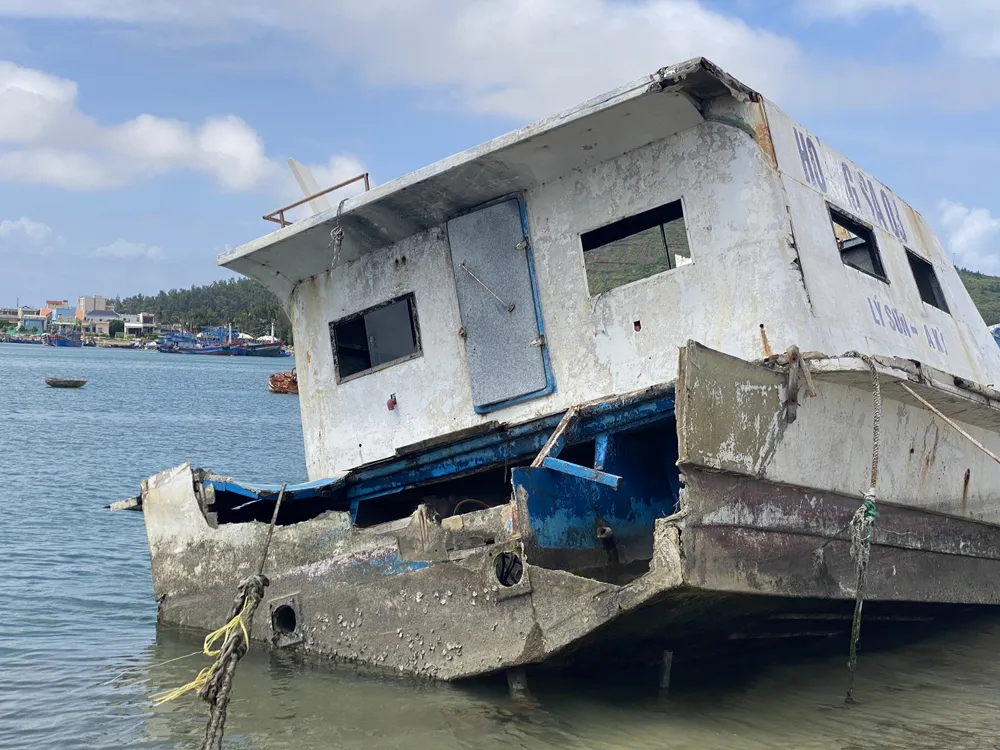 Tàu cao tốc Hoàng Sa 03 đã nằm ở vũng neo đậu tàu thuyền từ năm 2017 đến nay, vẫn không thanh lý được vì không có ai mua