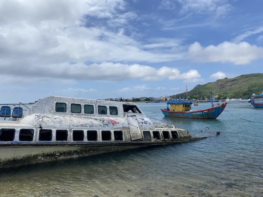 Một tàu cao tốc nằm bờ đã hoen gỉ, mục ruỗng