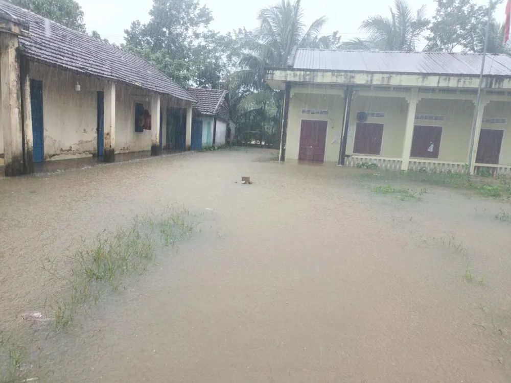 Khu vực sân nhà sinh hoạt thôn Giá Vực bị ngập