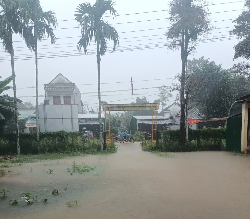 Vùng trũng thấp nhà sinh hoạt cộng đồng thôn Giá Vực bị ngập