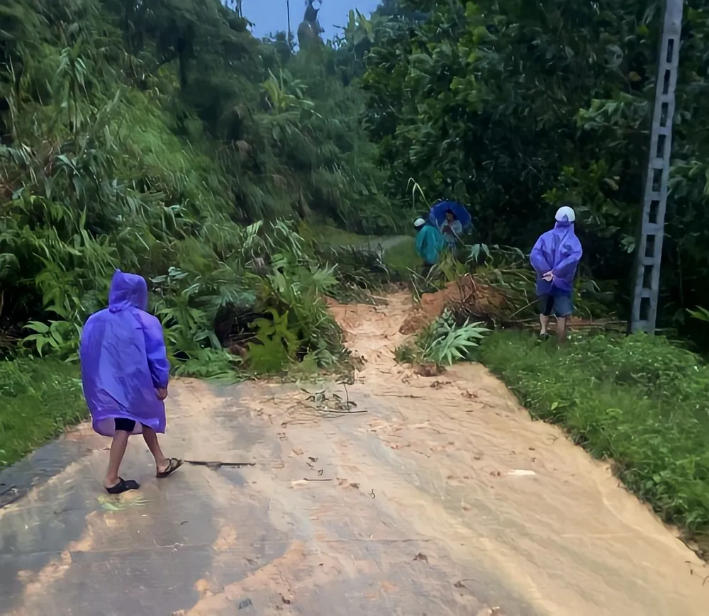Các tuyến đường liên xã của huyện Sơn Tây, Quảng Ngãi bị sạt lở