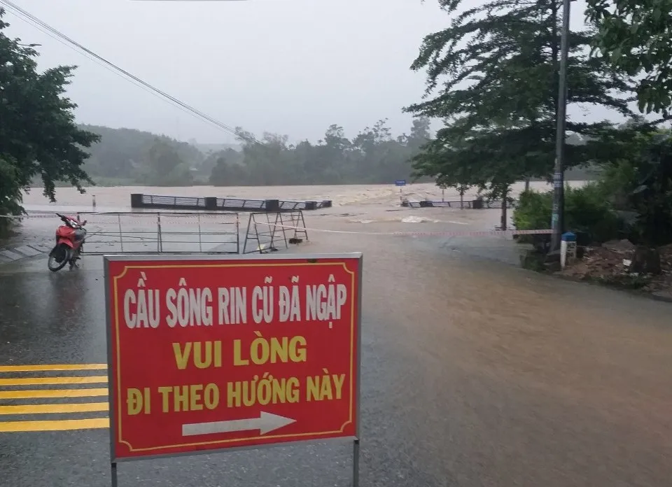 Cầu Sông Rin bị ngập sâu