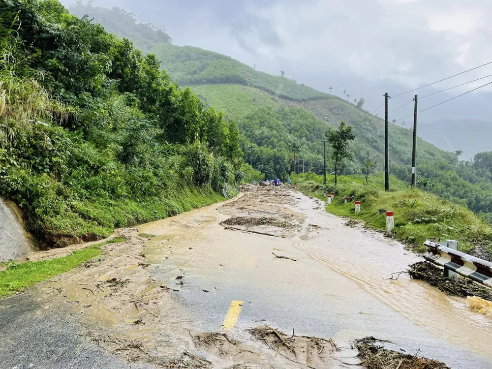 Tuyến đường đèo Violak bị sạt lở nghiêm trọng. Ảnh: Lê Toàn, Công an xã Ba Tiêu Tuyến đường đèo Violak bị sạt lở nghiêm trọng. Ảnh: Lê Toàn, Công an xã Ba Tiêu
