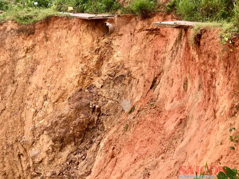 Tuyến đường vào xóm Ra Lung (thôn Đắk Lang, xã Sơn Dung, huyện Sơn Tây, tỉnh Quảng Ngãi) đã bị sạt lở nghiêm trọng, chia cắt giao thông. Ảnh: TIẾN DŨNG