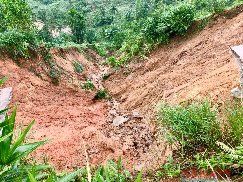 Sau nhiều ngày mưa liên tiếp, các sườn đồi đã &quot;no nước&quot; khả năng tiếp tục xảy ra sạt lở. Ảnh: TIẾN DŨNG