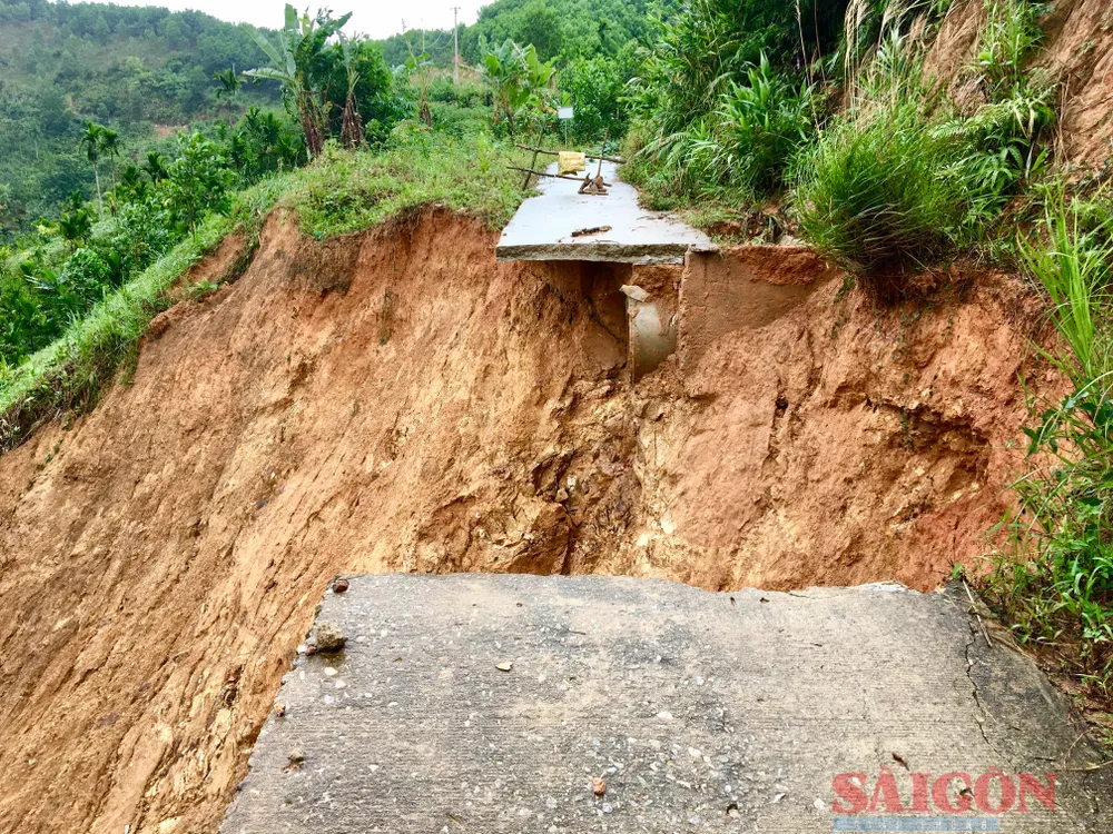 Đường bị sạt lở sau mưa lũ. Ảnh: TIẾN DŨNG