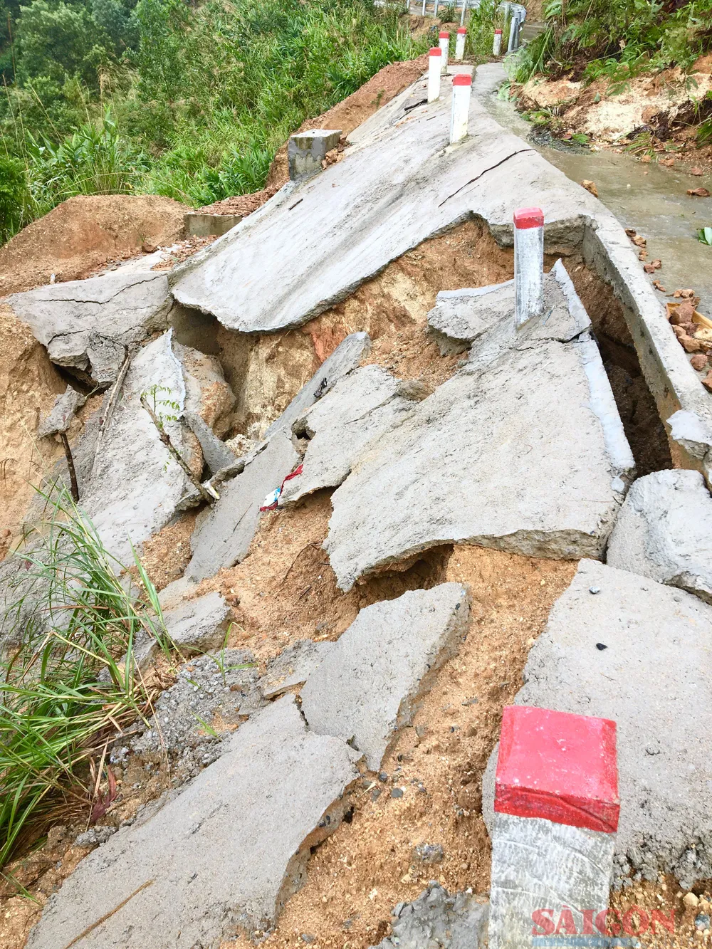 Từng khối bê tông nứt toác thành từng mảng lớn. Ảnh: TIẾN DŨNG