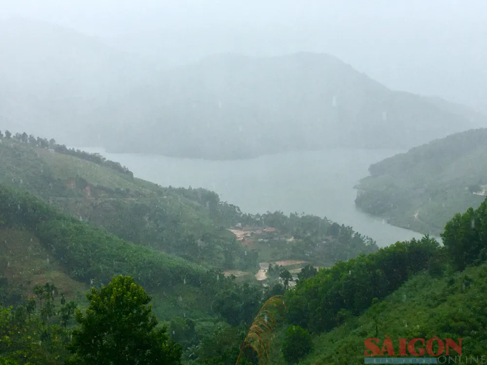 Hơn 20 hộ dân, hầu hết là người Ca Dong, xóm Ra Lung, người Cor (thôn Đắk Lang, xã Sơn Dung, huyện Sơn Tây, tỉnh Quảng Ngãi) bị cô lập. Ảnh: TIẾN DŨNG