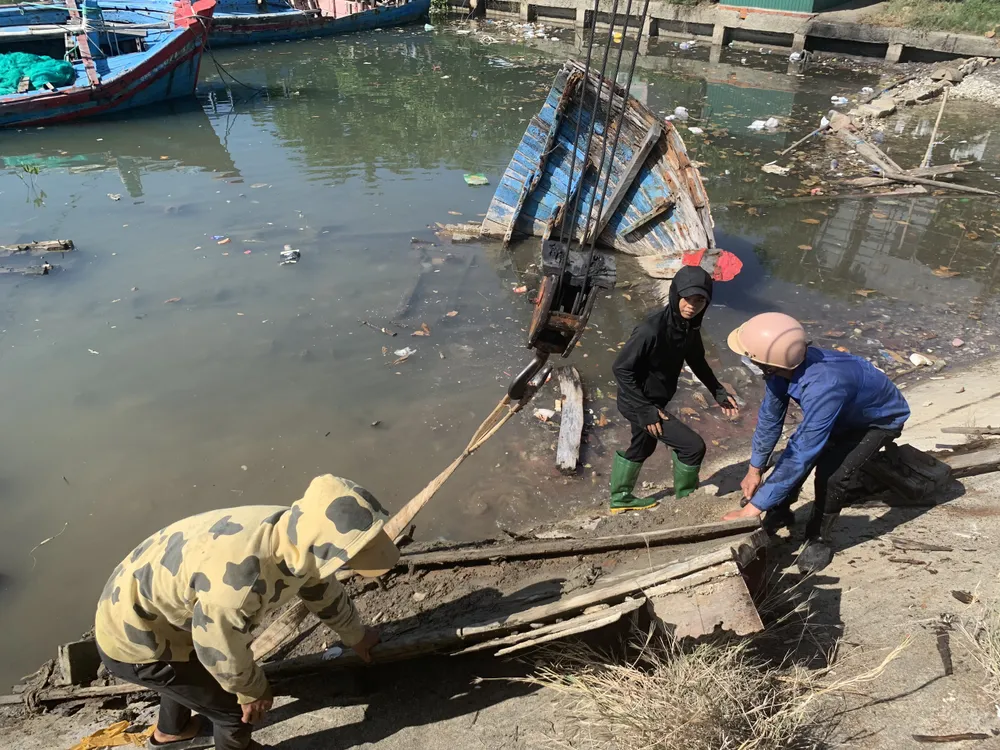 Thu dọn sạch sẽ xác tàu tại cửa biển Sa Huỳnh (phường Phổ Thạnh, thị xã Đức Phổ, tỉnh Quảng Ngãi)