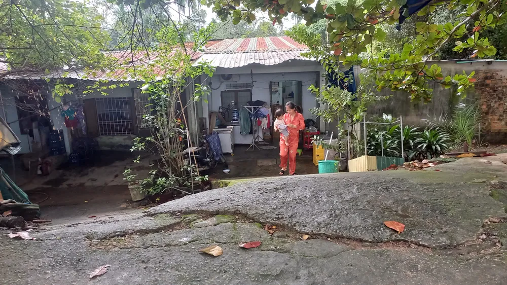 Nhà vợ chồng anh Tiên nằm "lọt thỏm" dưới mặt đường Tôn Đức Thắng. Ảnh: NGUYỄN TRANG Nhà vợ chồng anh Tiên nằm "lọt thỏm" dưới mặt đường Tôn Đức Thắng. Ảnh: NGUYỄN TRANG