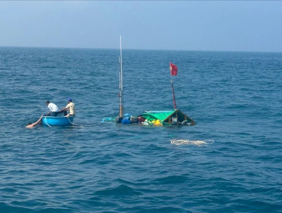 Tàu cá chìm giữa biển tàu cá chìm
