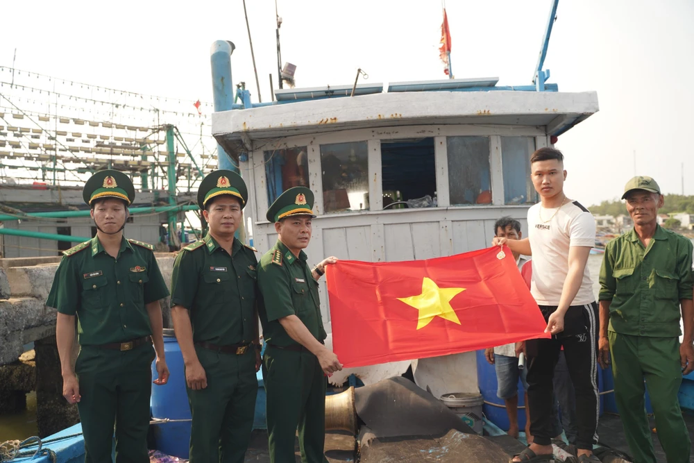 Bộ đội Biên phòng tỉnh Quảng Ngãi tặng cờ Tổ quốc cho ngư dân 8fef57c7993b37656e2a.jpg