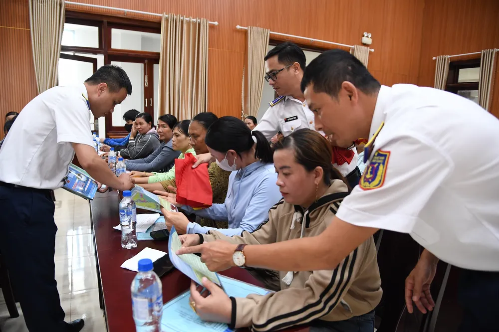 Tuyên truyền ngư dân đảo Lý Sơn, tỉnh Quảng Ngãi. Ảnh: Vùng CSB 2 2 (3).JPG