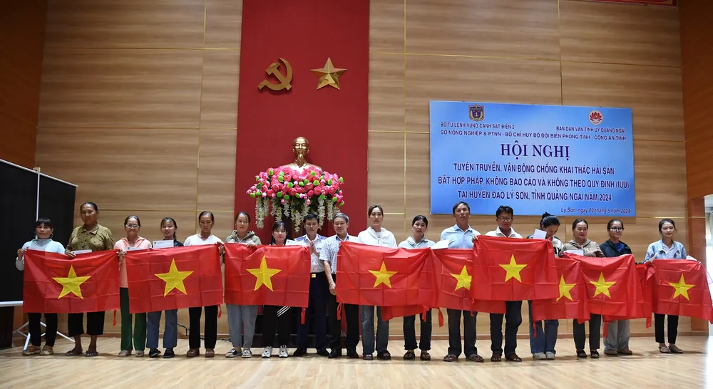 Tặng cờ Tổ quốc cho các ngư dân tại huyện đảo Lý Sơn, tỉnh Quảng Ngãi. Ảnh: Vùng CSB 2 3 (2).JPG