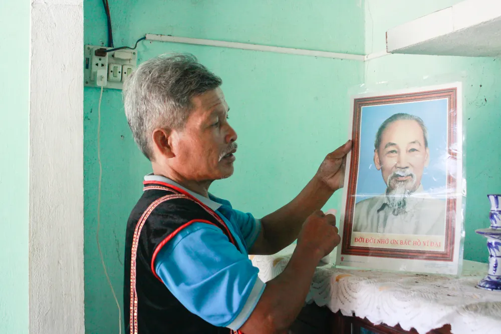 Nghệ nhân Ưu tú Hồ Văn Biên đang sửa sang lại bàn thờ Bác Hồ. Ảnh: NGUYỄN TRANG NNUT Ho Van Bien (1 of 1).jpg