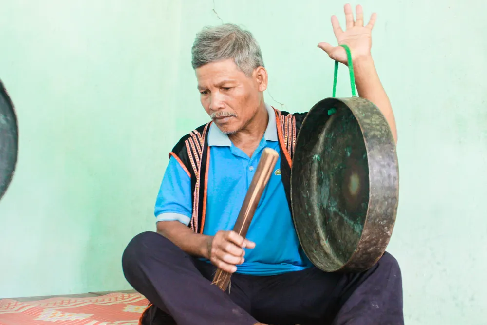Nghệ nhân Ưu tú Hồ Văn Biên giới thiệu và hướng dẫn cách đánh cồng chiêng của người Cor. Ảnh: NGUYỄN TRANG NNUT Ho Van Bien 2 (1 of 1).jpg