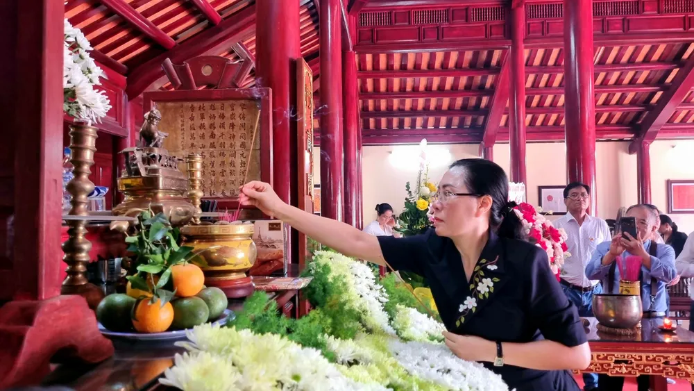 Bí thư Tỉnh ủy Quảng Ngãi Bùi Thị Quỳnh Vân thắp hương tưởng niệm bùi thị quỳnh vấn
