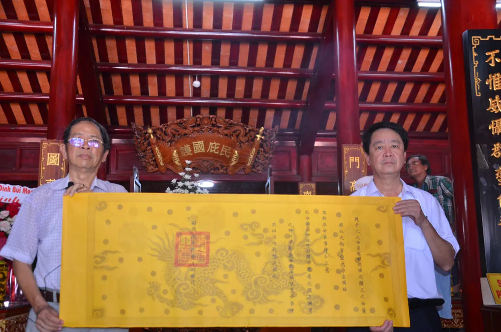 Đại diện tộc họ Bùi đã trao phụ bản sắc phong cho Bảo tàng Tổng hợp tỉnh bảo quản, trưng bày bang.jpg