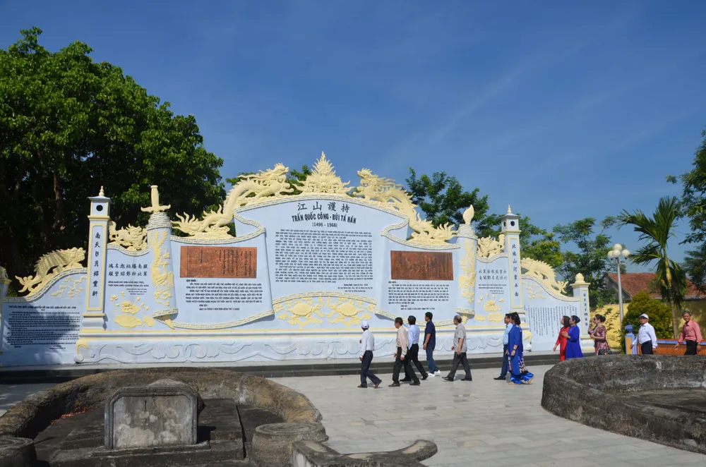 Mộ và Đền thờ Trấn Quốc công Bùi Tá Hán trấn quốc công.jpg