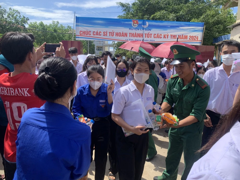 Đoàn viên, công an, biên phòng Quảng Ngãi tham gia tiếp sức mùa thi cho các thí sinh