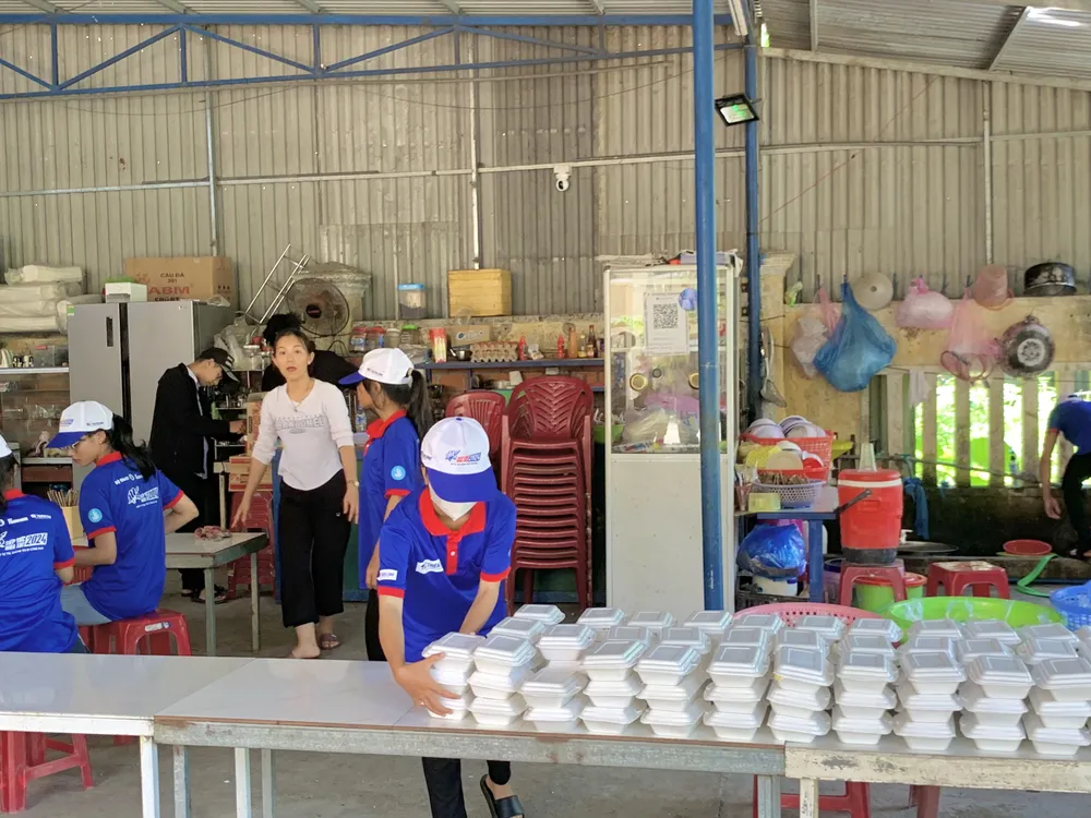 phát cơm trưa miễn phí