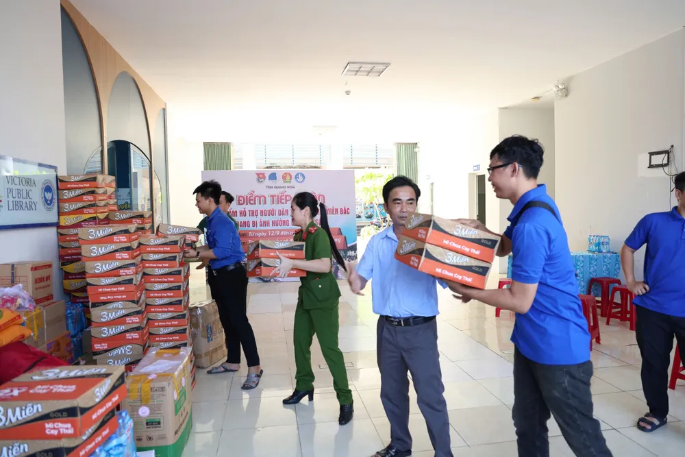 Những thùng mì tôm chờ vận chuyển ra miền Bắc 0cdfd3c5b69710c94986.jpg