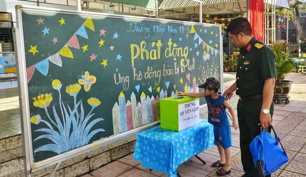 Em nhỏ mầm non cũng quyên góp ủng hộ các em nhỏ miền Bắc c6cd58729b2f3d71643e.jpg
