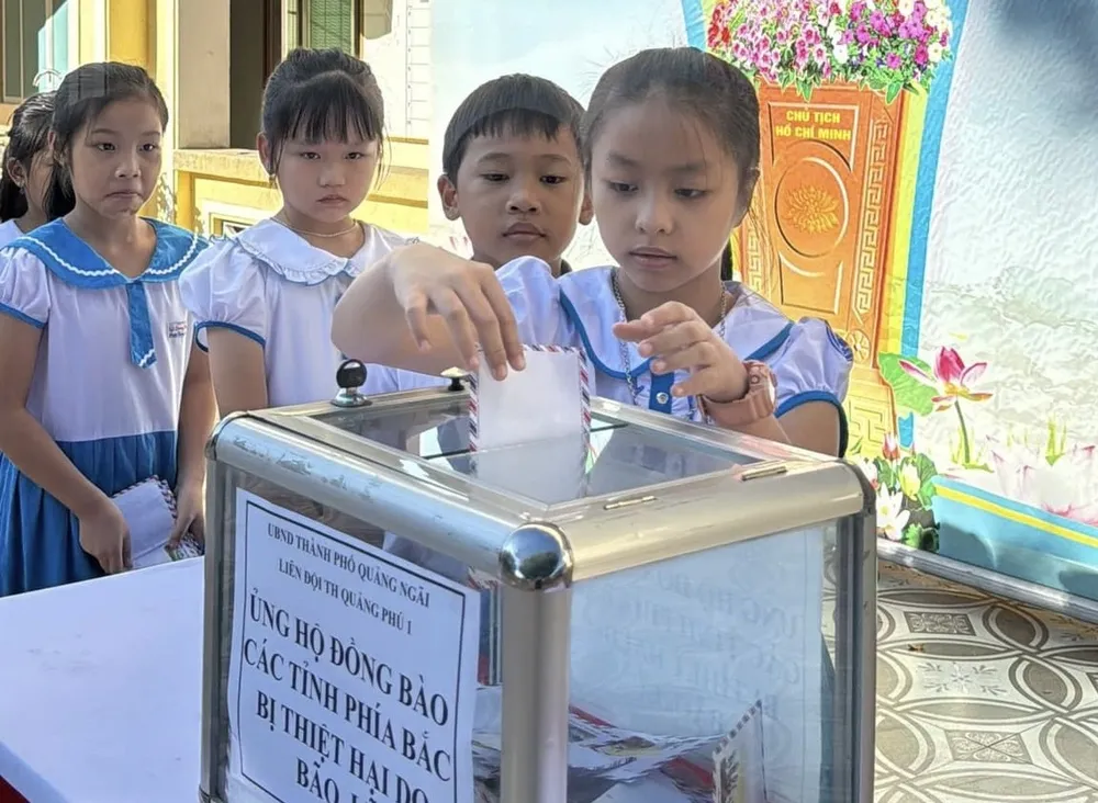 Học sinh Trường Tiểu học Quảng Phú 1 ủng hộ người dân các tỉnh miền Bắc bị thiệt hại do bão, lũ d1e00bbd22e184bfddf0.jpg