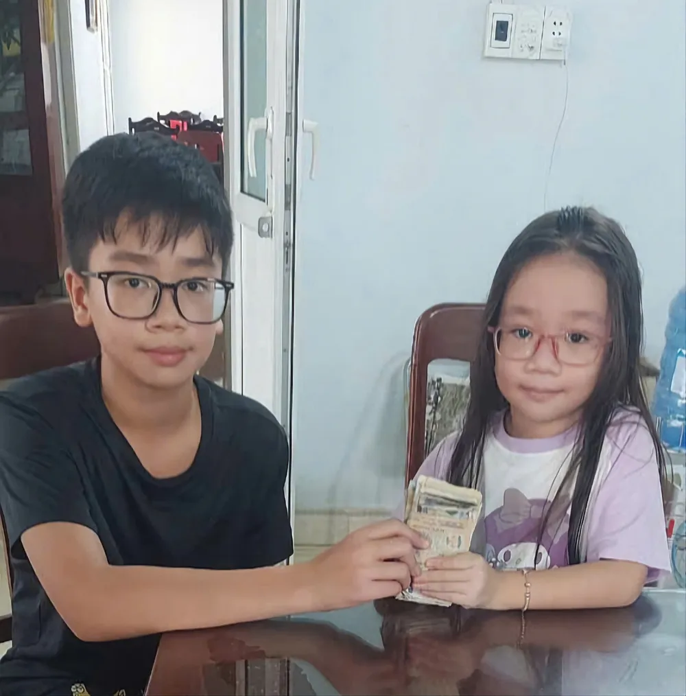 Hai anh em mang tiền tiết kiệm "nuôi heo đất" đến ủng hộ cho miền Bắc f563c51d3340951ecc51.jpg