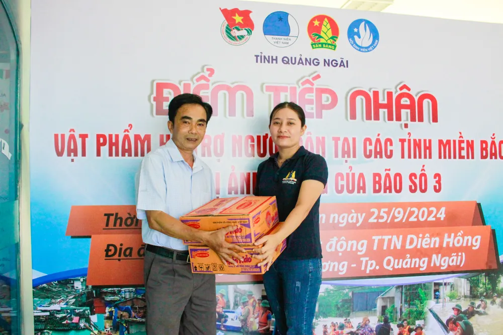Trung tâm hoạt động thanh thiếu nhi Diên Hồng trở thành điểm tập kết hàng hóa, tiếp nhận hỗ trợ. Ảnh: NGUYỄN TRANG quyen gop 1 (1 of 1).jpg
