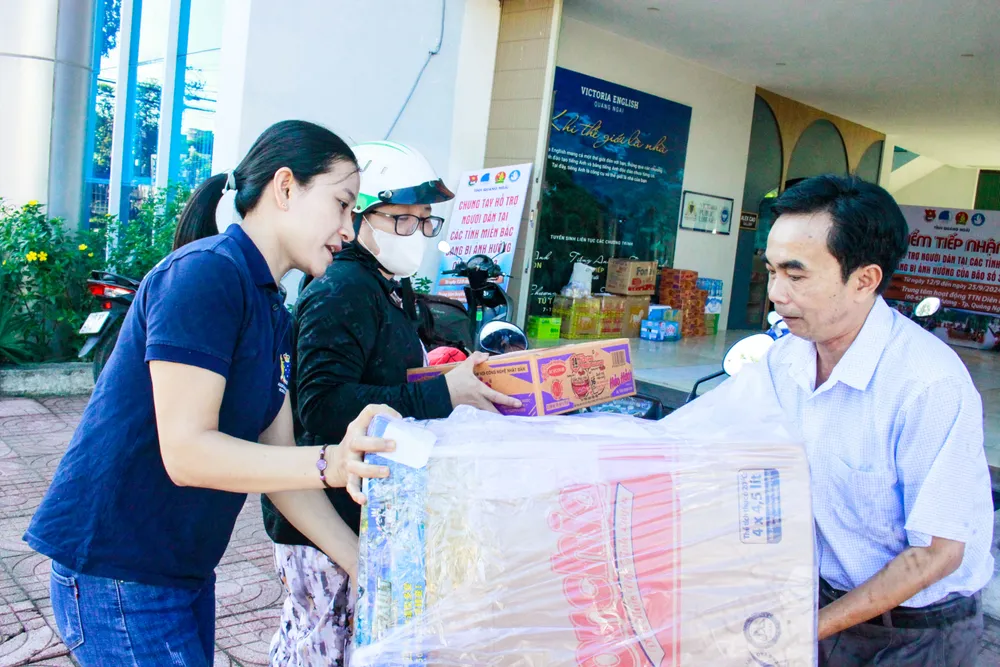 Người dân mang hàng hóa đến ủng hộ. Ảnh: NGUYỄN TRANG quyen gop 2 (1 of 1).jpg