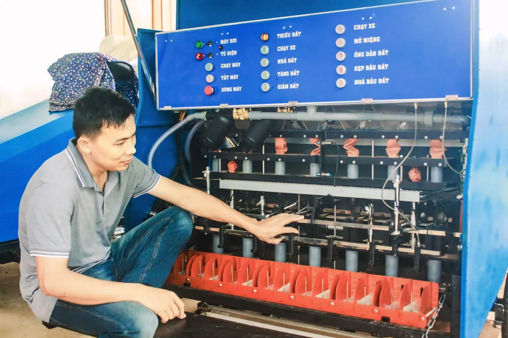 Phần máy thực hiện đóng bầu đất tự động. Ảnh: NGUYỄN TRANG khu vực đóng