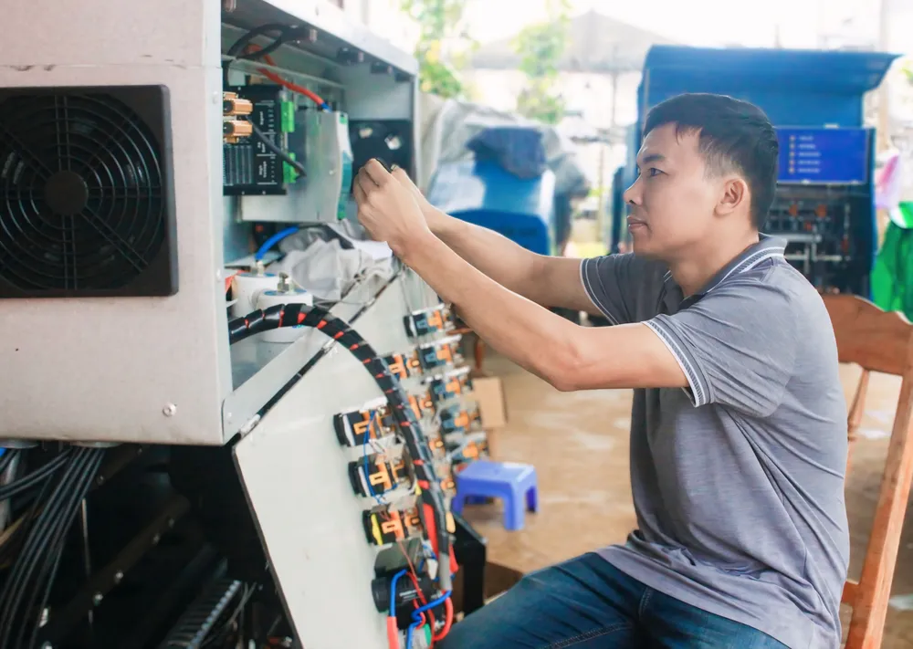 Theo anh, thiết kế của máy càng đơn giản, người dùng dễ sử dụng và việc sửa chữa cũng đơn giản hơn. Ảnh: NGUYỄN TRANG chế tạo máy